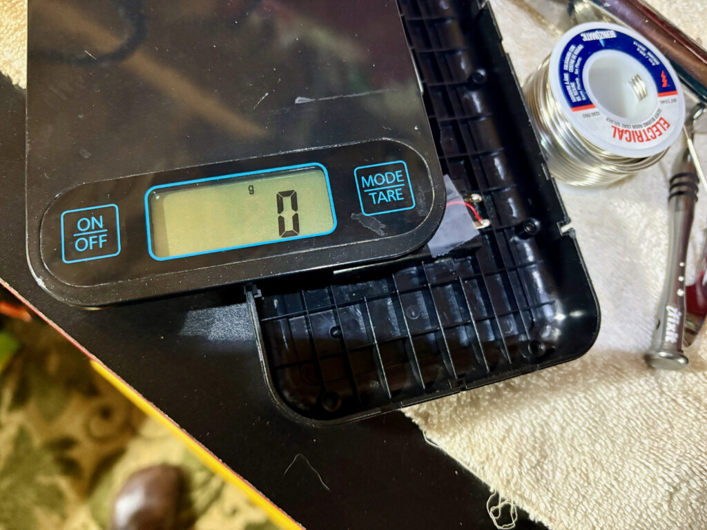 The display of a digital scale showing the number zero.